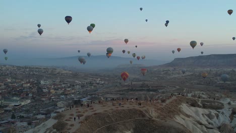 globos aerostáticos al amanecer
