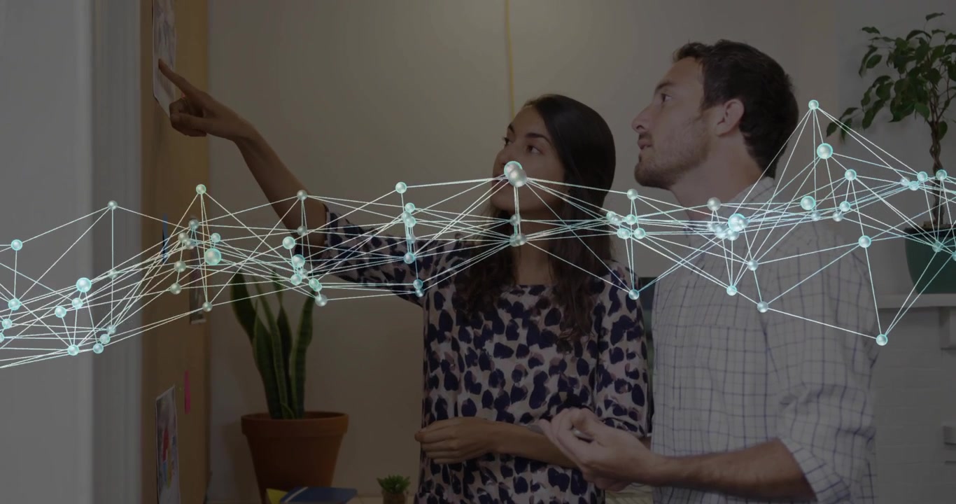 Colegas Colaborando em Projeto com Sobreposição de Rede Digital