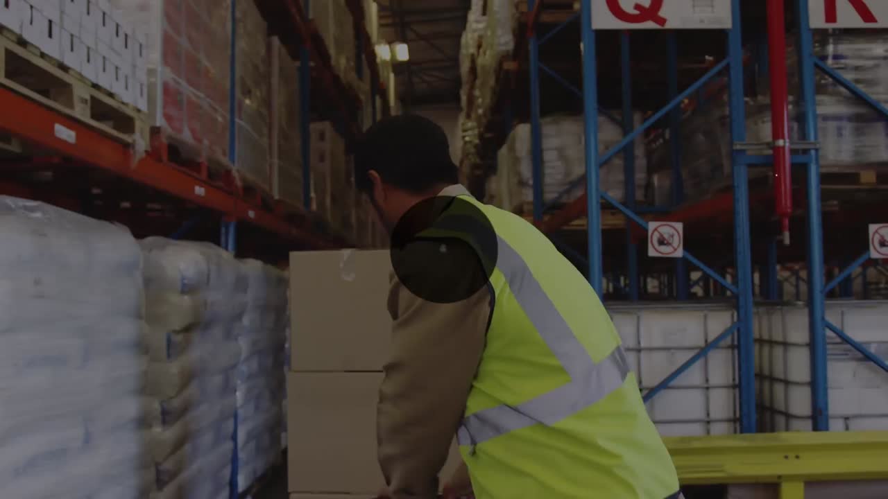 animación de la red de conexiones e iconos sobre el trabajador del almacén