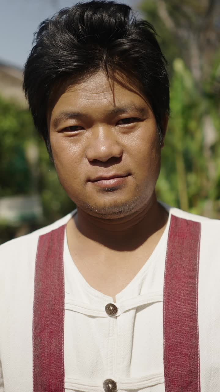 흰 셔츠에 남자