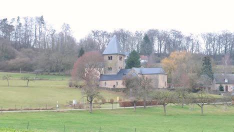 Schwenk-über-Das-Kleine-Dorf-Girsterklaus-In-Luxemburg-Mit-Seiner-Mittelalterlichen-Kapelle