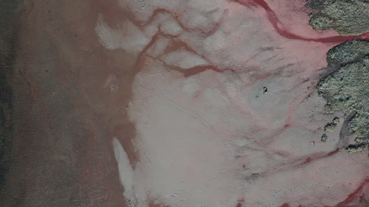 aire sobre el lago formado por pequeñas corrientes de agua, fluyen sobre la superficie desnuda del suelo antes de unirse con el agua del lago, concepto de naturaleza intacta