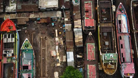 Vista-Aérea-Mirando-Hacia-Abajo-Sobre-El-Astillero-De-Reparación-De-Buques-De-Carga-En-El-Astillero-De-Tugurios-De-Bangladesh