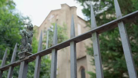 valla de hierro con una figurilla de león en una amplia toma de carro fuera de la iglesia
