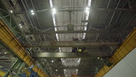 interior de la fábrica industrial con grúa aérea