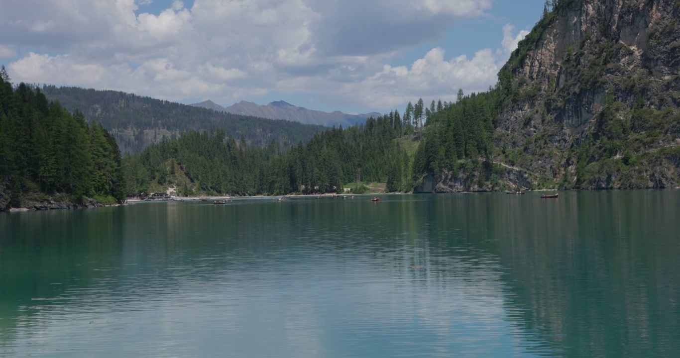 Eaux bleues calmes du Lago di Braies dans les Dolomites du Tyrol du Sud, Italie, entouré de montagnes alpines. Plan large
