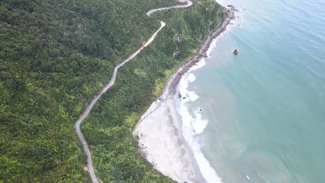 Hermoso-Y-Pintoresco-Camino-Sinuoso-En-La-Costa-Oeste-De-Nueva-Zelanda