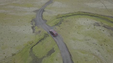 video aéreo de la conducción de automóviles 4x4 en caminos de tierra en islandia-2