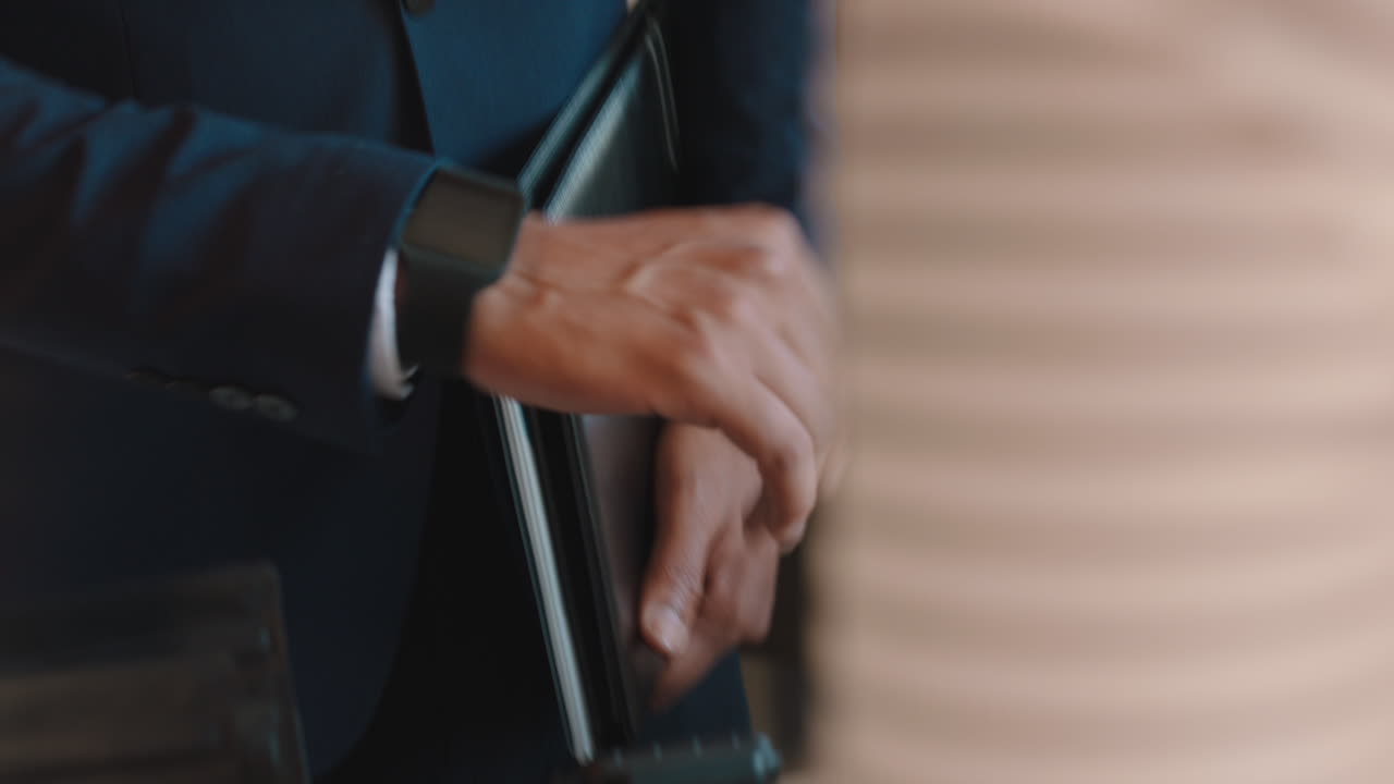 cliente haciendo un pago sin contacto usando un reloj inteligente transferencia de dinero móvil comprando café en un café disfrutando del servicio en un restaurante