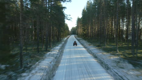 ATV-Fährt-Im-Winter-Schnell-Eine-Vereiste-Straße-Hinunter