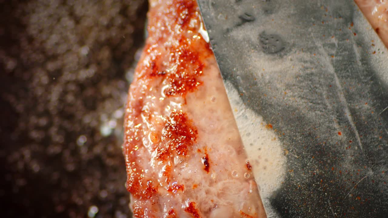 위에 스파라로 고기 햄버거를 기.