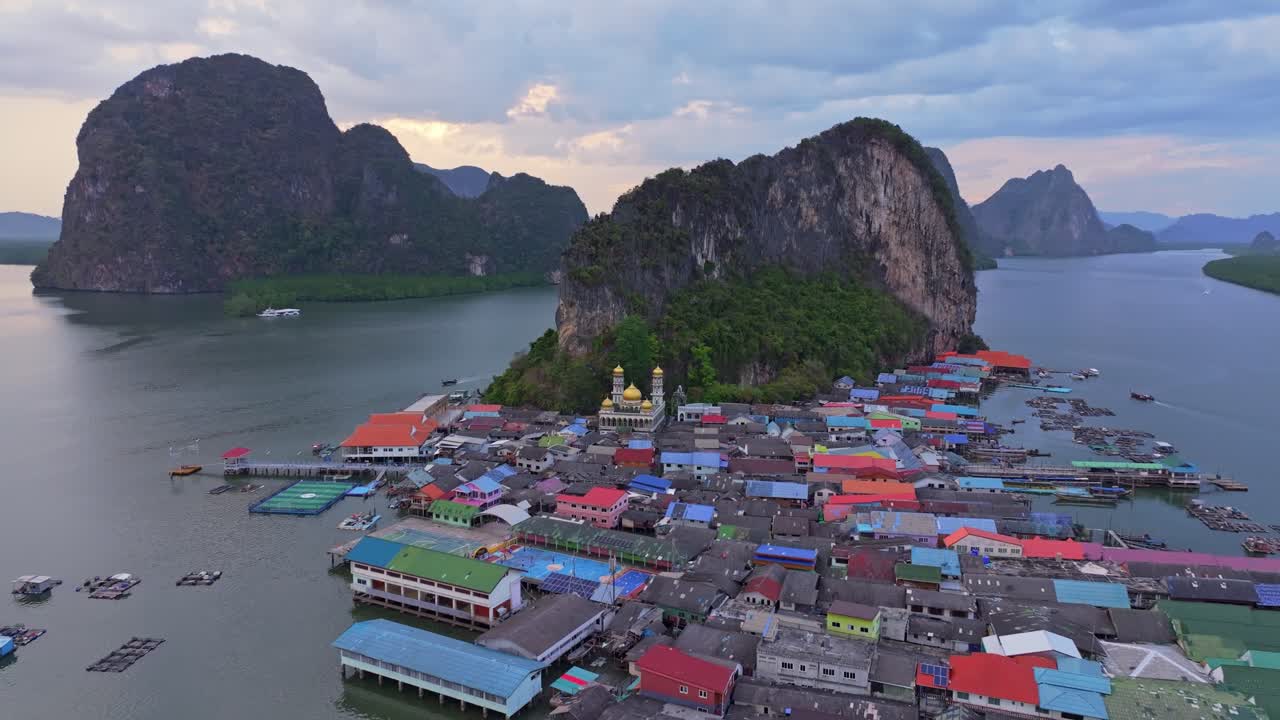Quang cảnh từ trên cao của làng chài nổi biểu tượng ở Vịnh Phang Nga, Thái Lan