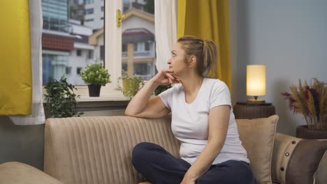 Am-Fenster-Träumt-Und-Lacht-Die-Frau.