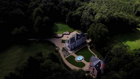 Un-Castillo-En-El-Sur-De-Francia-En-Su-Bosque-Está-Cubierto-De-Nubes-Y-Se-Oscurece