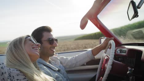 video de vista lateral de una pareja feliz de camino a las vacaciones