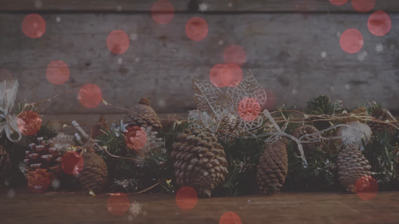Animation af røde lyspletter over julepynt med grankogler.