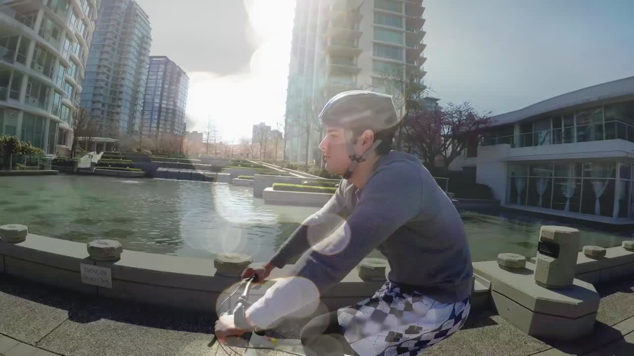 animación de puntos de luz sobre el hombre caucásico en bicicleta