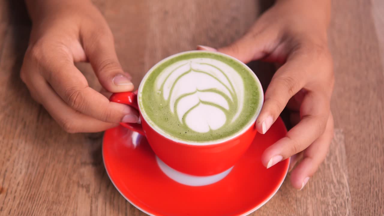 matcha latte con arte del latte