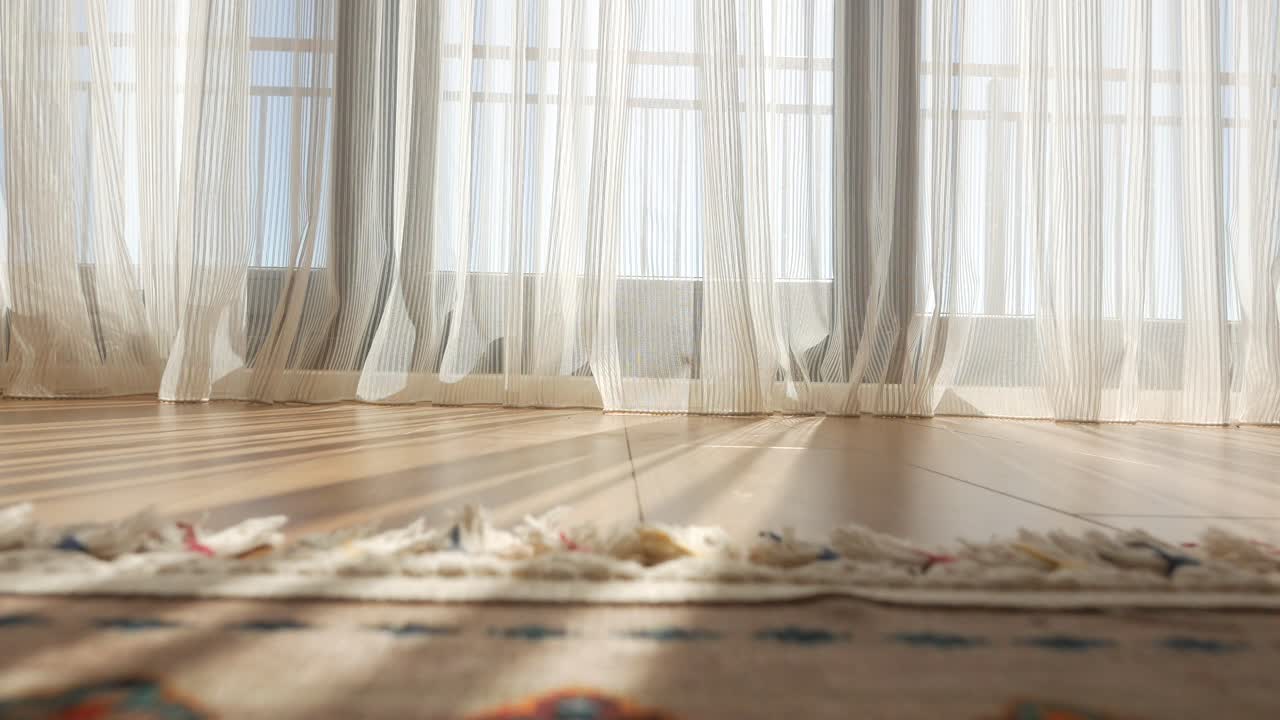 쾌적 한 방 에서 색 커튼 을 통해 빛 이 아오르고 있다