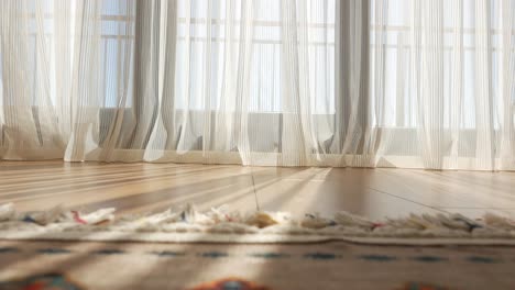 la luz del sol fluye a través de las cortinas blancas en una habitación acogedora