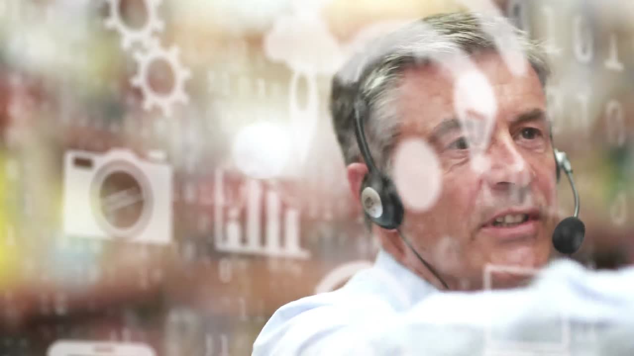 animación de un hombre caucásico hablando con auriculares sobre procesamiento de datos blancos e iconos blancos