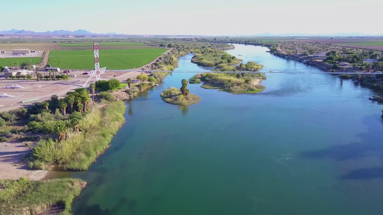 una antena elevada sobre el río colorado que fluye a lo largo de la frontera entre california y arizona