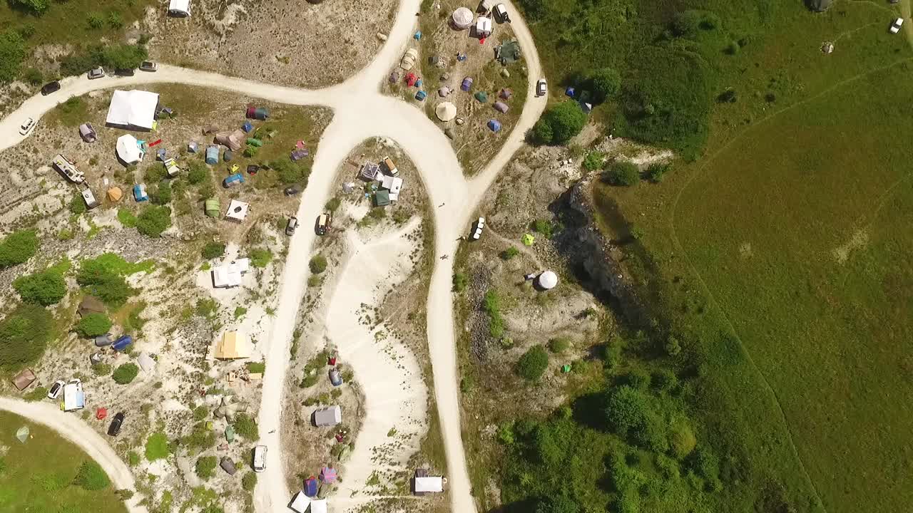 una vista de pájaro muestra carpas instaladas para el festival borderland en dinamarca