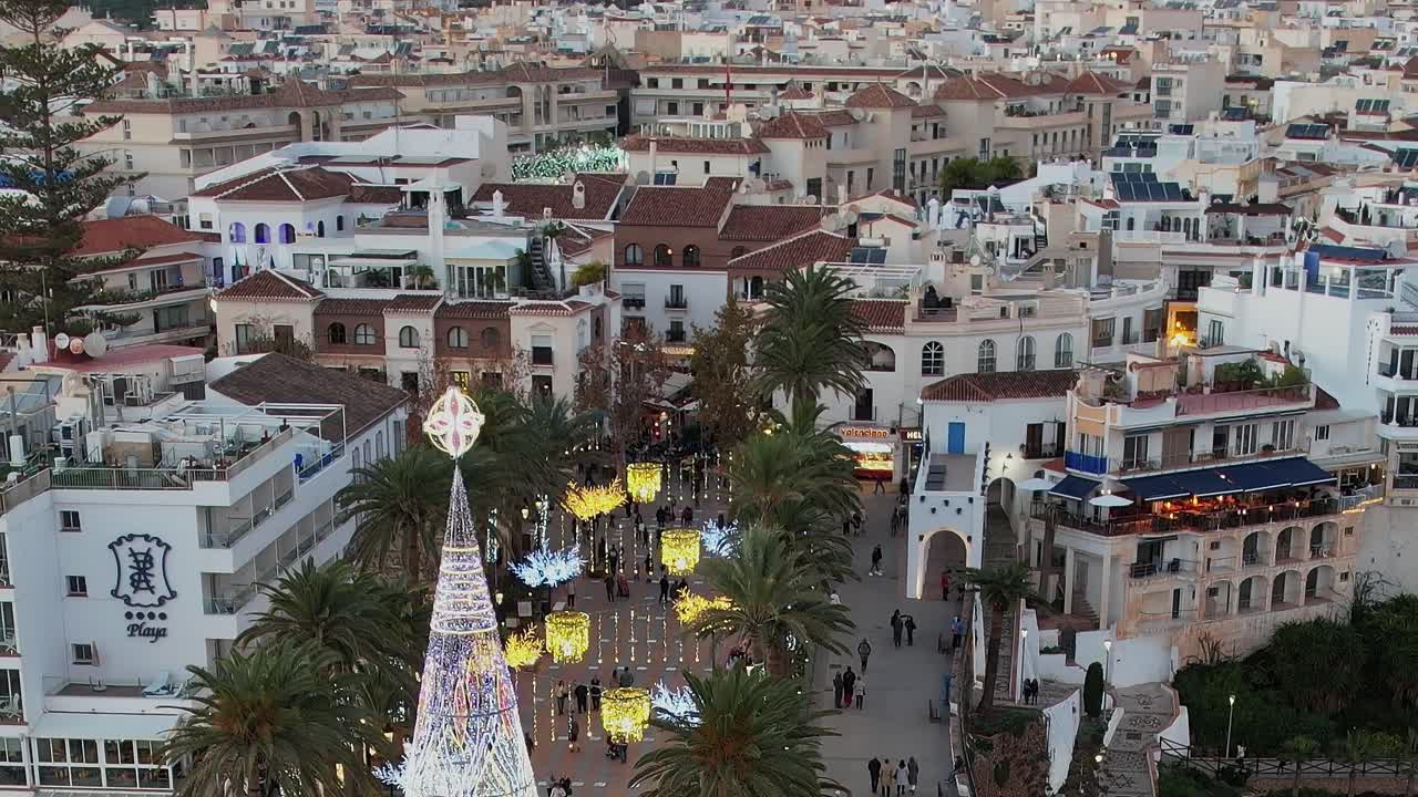 Tetti tradizionali in tegole a Nerja, vista aerea