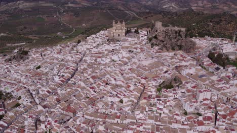 Famoso-Destino-Turístico-Olvera-España-Con-Cielo-Azul-Durante-El-Día,-Antena