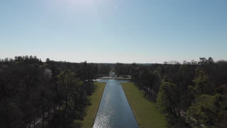 Schöner-Palast-In-Nymphenburg-München-Deutschland-Von-Oben-Mit-Einem-Dji-Mavic-Air,-Der-Wasser-Und-Schöne-Gärten-Zeigt