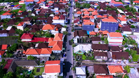 Ciudad-Costera-De-Canggu-Con-Casas-Pintorescas-Y-El-Océano-Más-Allá,-Bali.