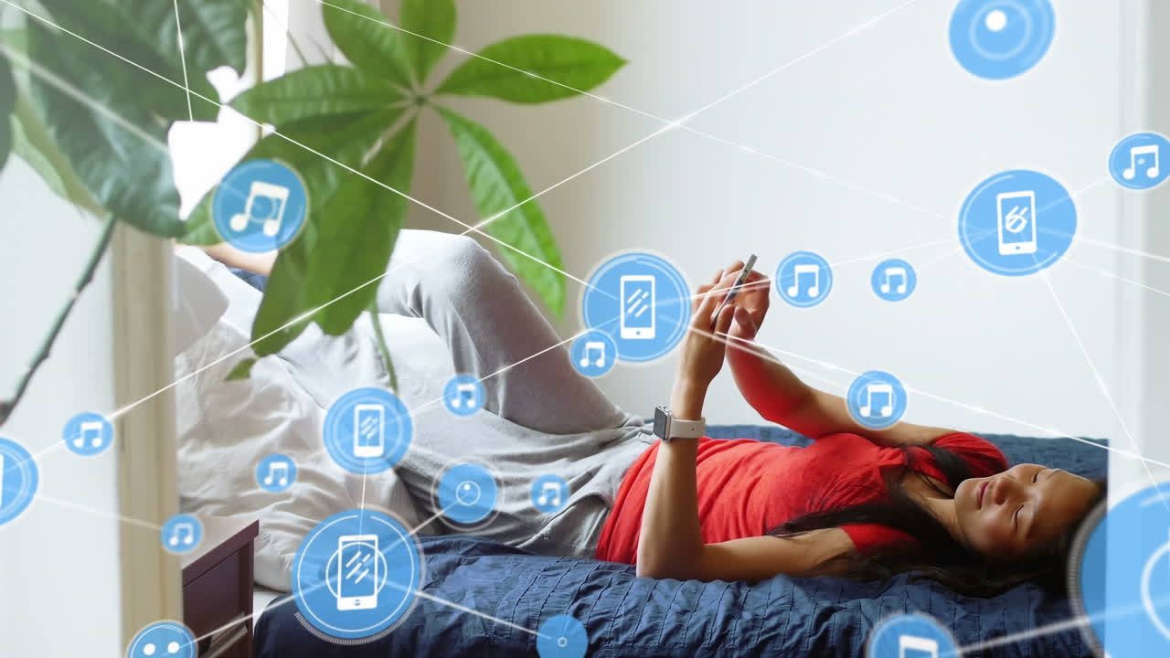 스마트폰을 사용하는 아시아 여성에 대한 아이콘과 연결 네트워크의 애니메이션