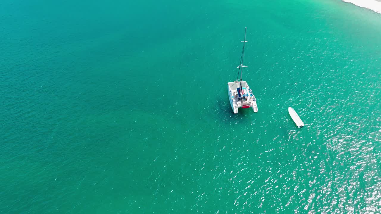 barco de vela en una playa tranquila