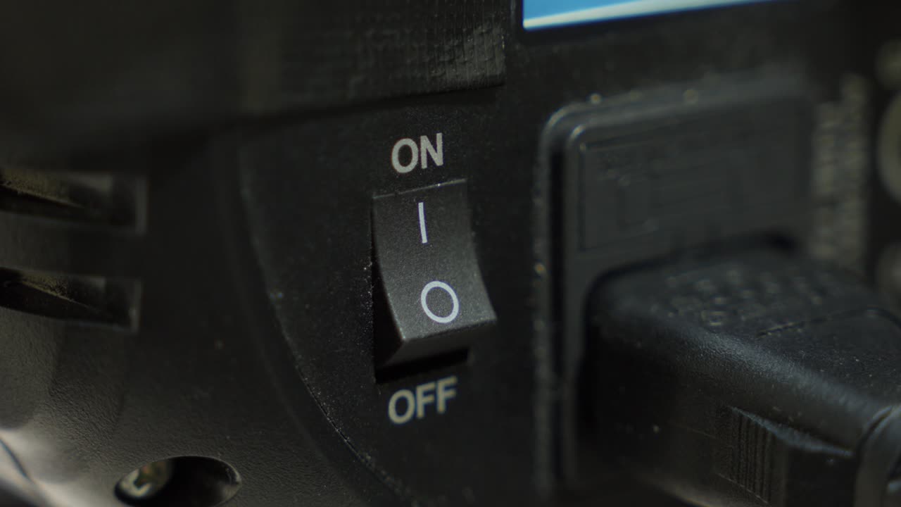 палец переключает устройство с выключенного на включенное, крупный кадр