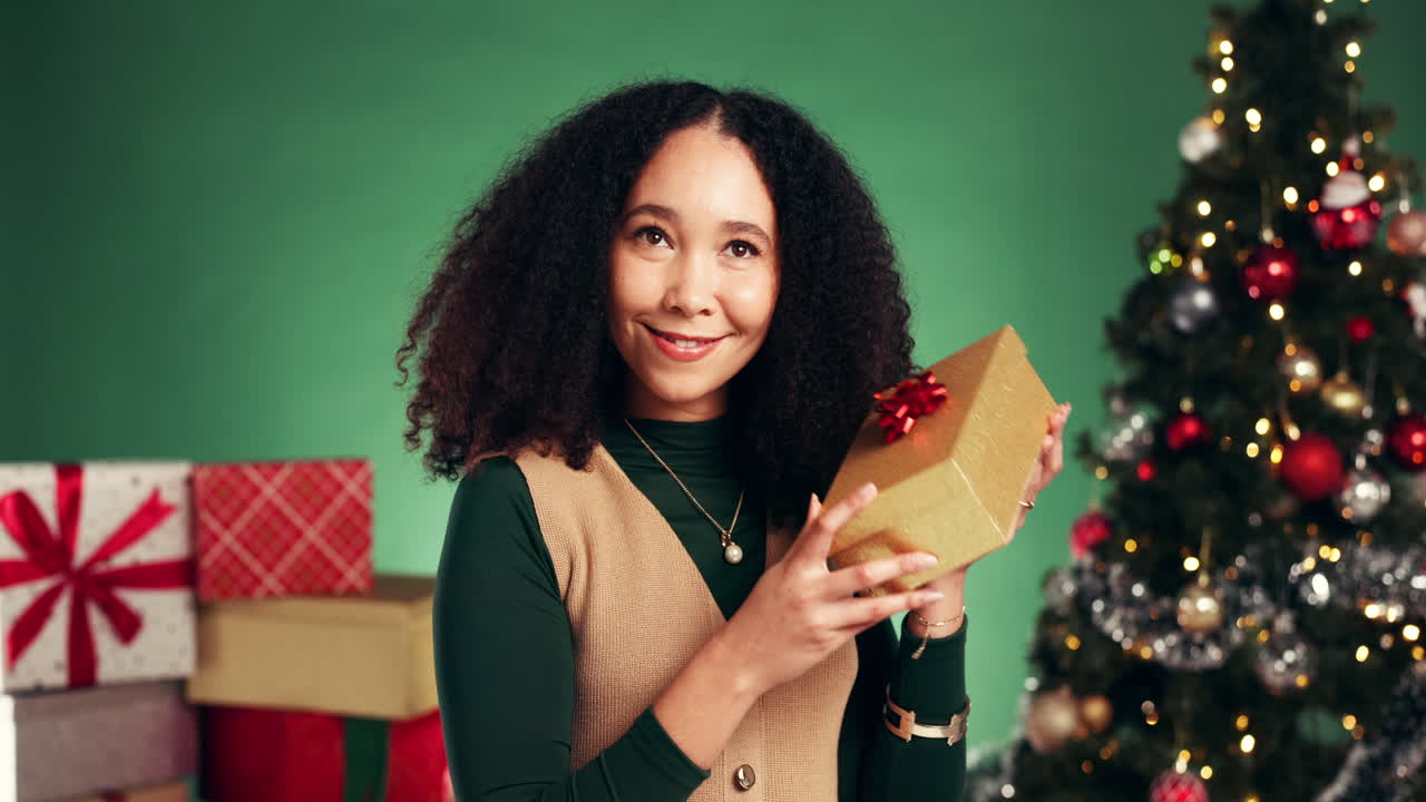 mujer sosteniendo un regalo de navidad