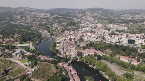 espectacular vista aérea de la ciudad parroquial de amarante sobre el monasterio de sao goncalo y el río tamega