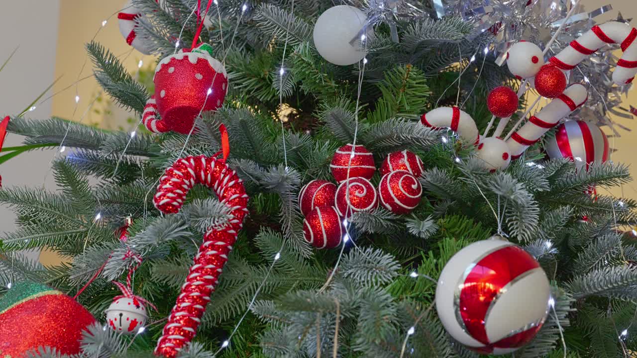 árbol de navidad con luces de hadas y adornos