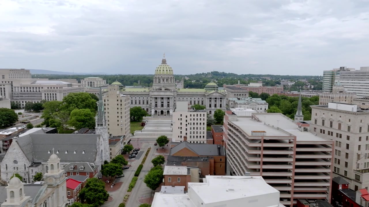 Pennsylvanias parlamentsbygning og Harrisburg, Pennsylvanias skyline med bred dronevideo, der bevæger sig fra venstre mod højre.