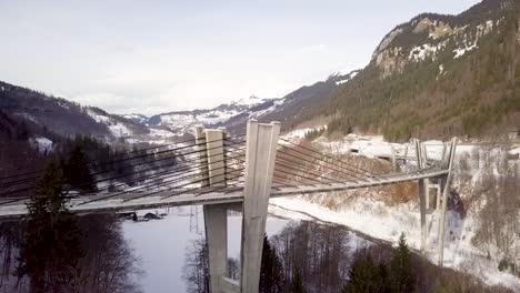 orbitando alrededor de un puente alto en el camino a davos, suiza
