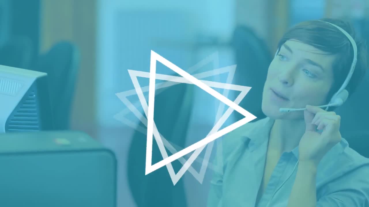 animación de triángulos blancos girando sobre una mujer de negocios usando auriculares