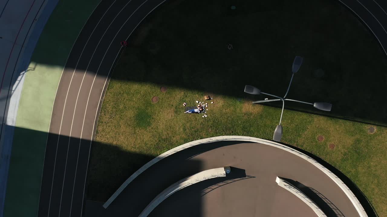 자전거 도로와 도시 건물의 공중 사진