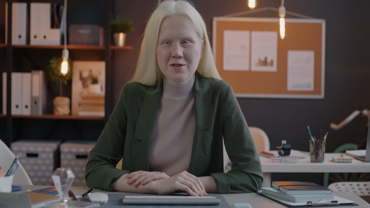 женщина в видеозвонке