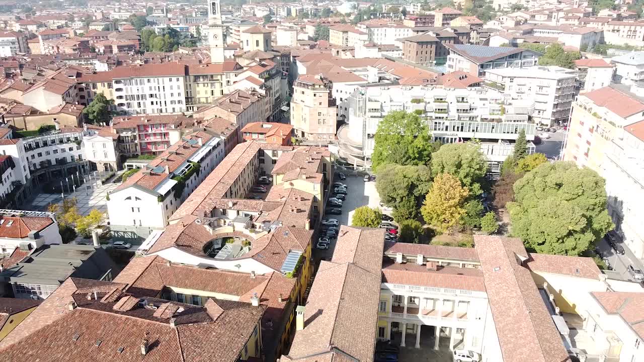 municipio icónico de bérgamo, vista de órbita aérea