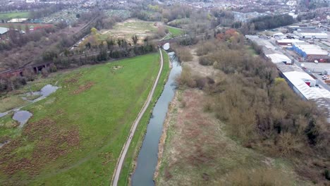 Vuelo-De-Drones-Sobre-Un-Río-En-Un-Parque-Con-Vistas-A-Una-Vía-Férrea