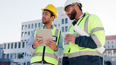 equipo de construcción discutiendo planes
