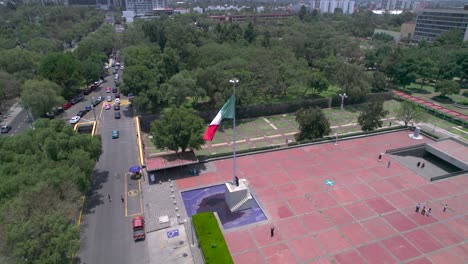 Orbitale-Aufnahmen-Von-Rechts-Nach-Links-Um-Die-Mexikanische-Flagge-An-Einem-Windigen-Tag-In-Mexiko-Stadt