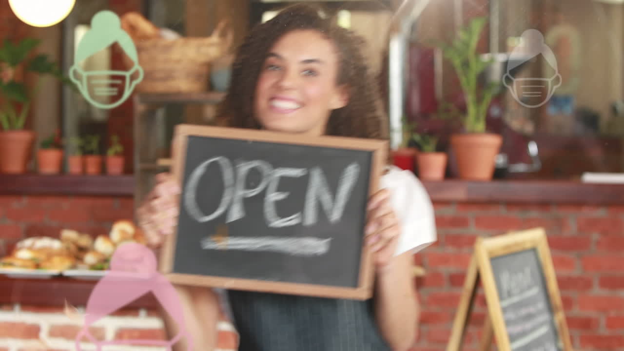Animação de ícones de pessoas usando máscaras flutuando sobre uma mulher birracial segurando uma placa de 'Aberto'