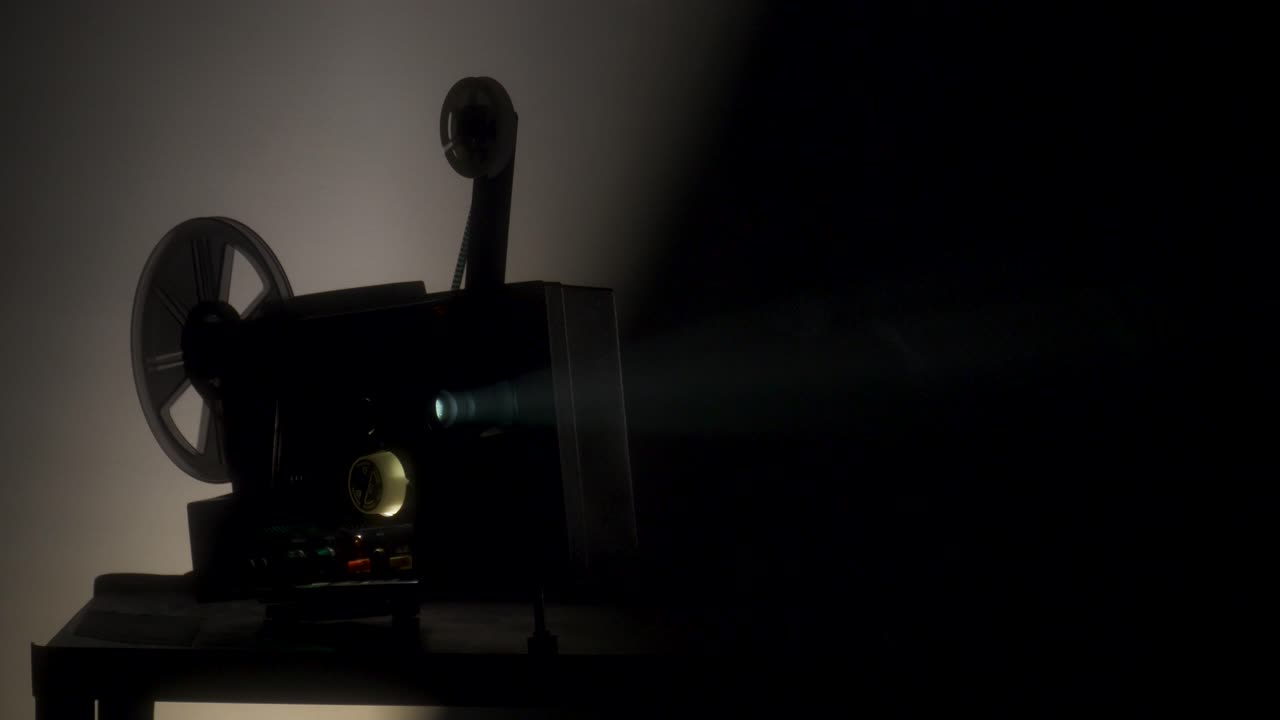 연기가 자욱한 방에 있는 슈퍼 8 필름 영사기