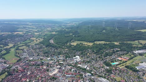 Große-Luftaufnahme-Einer-Deutschen-Stadt-Mit-Blick-Auf-Windkraftanlagen