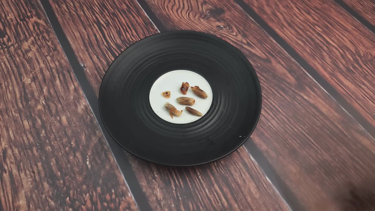 한 남자가 단식을 깨뜨릴 때 쿠르마를 먹습니다. 라마단 카림 개념. 4k 해상도